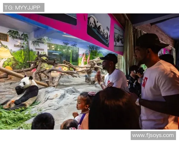 足球球星与国宝熊猫亲密接触 展现跨界友谊与环保精神 足球球星与国宝熊猫亲密接触 展现跨界友谊与环保精神