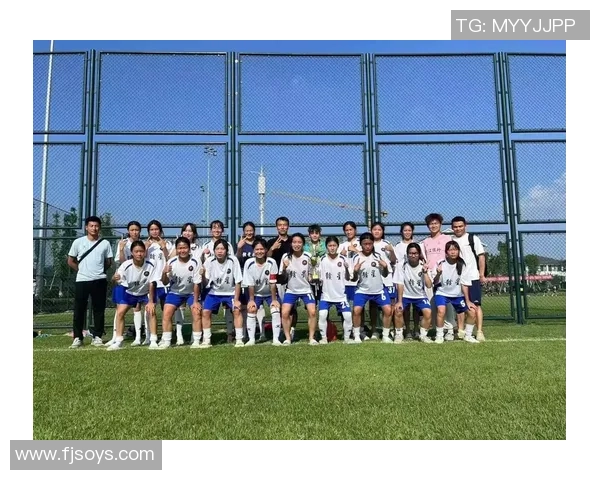 抖音热议足球界最帅气女球星引关注，颜值与球技并存魅力十足