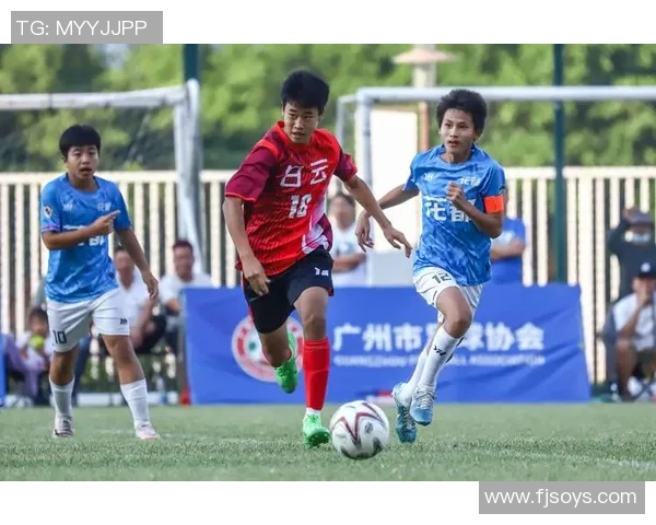 阳光球星逐梦绿茵场彰显拼搏精神点亮青少年足球梦想 阳光球星逐梦绿茵场彰显拼搏精神点亮青少年足球梦想